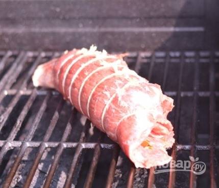 Положите мясо на гриль и обжарьте с каждой стороны до золотистого цвета примерно по 3-5 минут. Если любите позажаристей, подержите подольше, но не передержите.