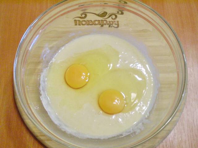 Добавляем теперь сырые яйца, всё тщательно перемешиваем при помощи венчика. Миксер тоже можно использовать, но и вручную можно справитсья.