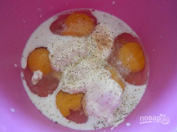 3. Взбиваем яйца с молоком, сметаной, солью и специями. Специи могут быть любыми.
