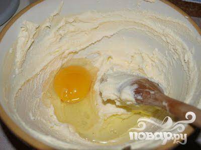 2. В масляную смесь добавить яйцо, муку, разрыхлитель и снова тщательно перемешать.
