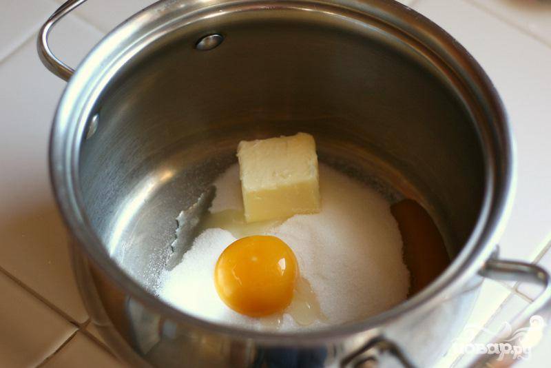 1. Предварительно разогреть духовку до 200 градусов. Разделить яйца на белки и желтки. Чтобы приготовить пирог, смешать сахарный песок, сливочное масло и яичные желтки в средней кастрюле. Белки отложите в сторону для последующего приготовления безе. 
