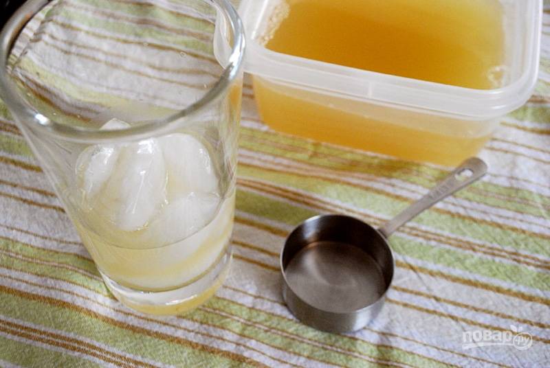 Чтобы получить лимонад, разведите сироп с холодной питьевой водой в пропорции 1:3. Можете добавить несколько кубиков льда и украсить напиток листочками мяты.