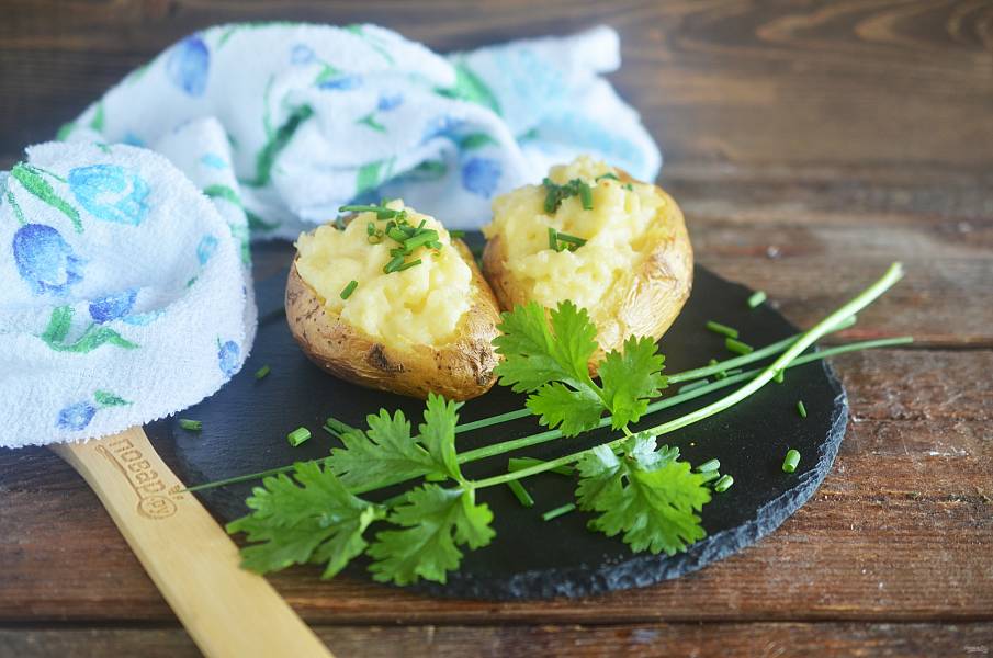 Картошка со сметаной и чесноком в духовке