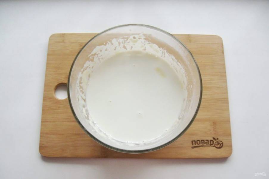 Добавьте еще один стакан теплого молока, перемешайте тесто и поставьте в теплое место.