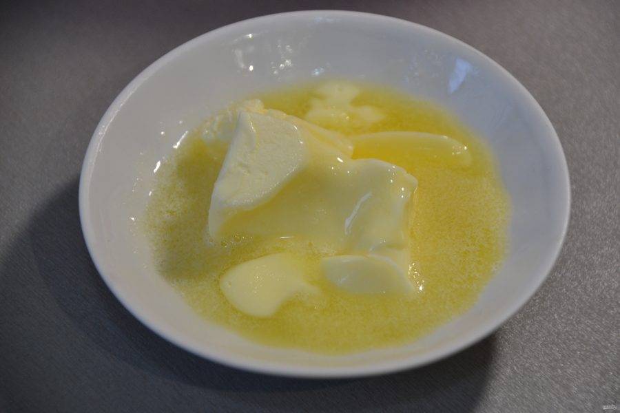 Размягчите в микроволновой печи сливочное масло и положите его  в тесто. Вместо сливочного масла можно взять рафинированное растительное масло без яркого запаха.