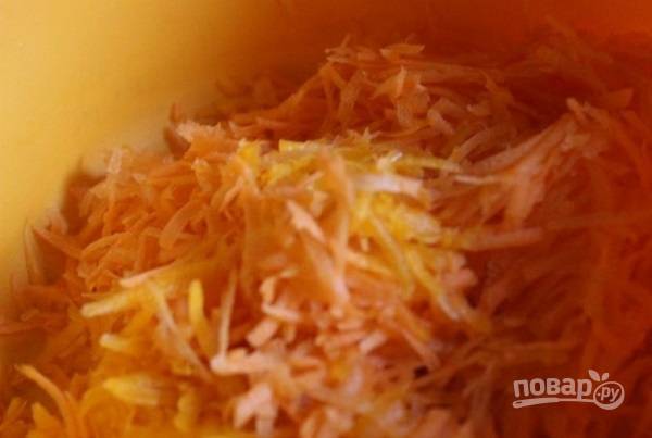 1. Для начала включаем духовку, пусть разогреется до 180 градусов. Морковь очистите и натрите на терке.