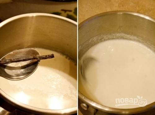 В кастрюле смешайте молоко, ваниль и молоко. Доведите жидкость до кипения и удалите стручок ванили. Также уберите молочную пенку. Всыпьте сахар. Варите всё на медленном огне 5 минут, помешивая.