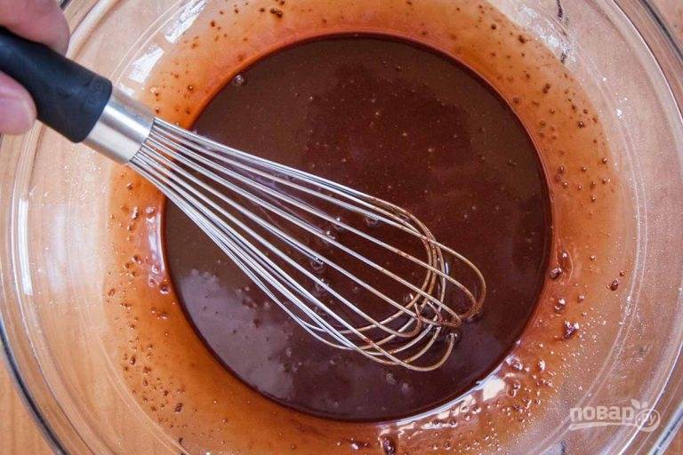 3.	Добавьте к растопленному шоколаду сахарную пудру (50 грамм), жидкий мед, ром и соль. Перемешайте смесь венчиком.
