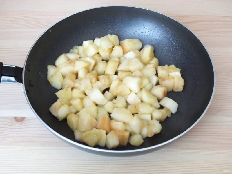 В сковороде растопите сливочное масло и на слабом огне обжарьте яблоки до легкой корочки.