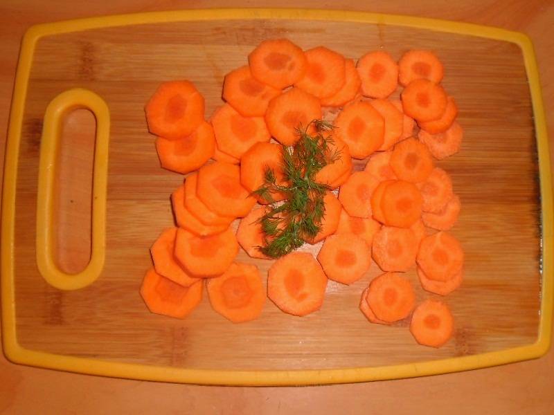 Морковь нарезаю тонкими кружочками. Если вам не хочется возиться с резкой, просто натрите ее на крупной терке. 