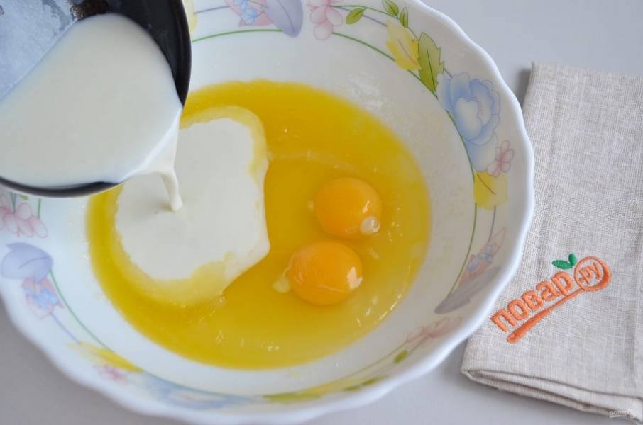 4. Добавьте яйца. Кефир подогрейте до 30-35 градусов, чтобы он был "приятно" теплым. Введите в теплое масло. Перемешайте хорошо массу.