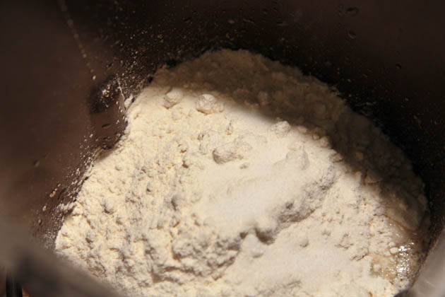 3. Добавить щепотку соли, растительное масло и муку. Замесить тесто (в данном случае этот процесс был отдан технике). 