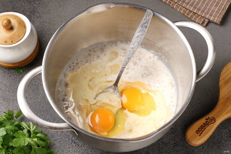 Затем добавьте масло, соль и яйца. Перемешайте.