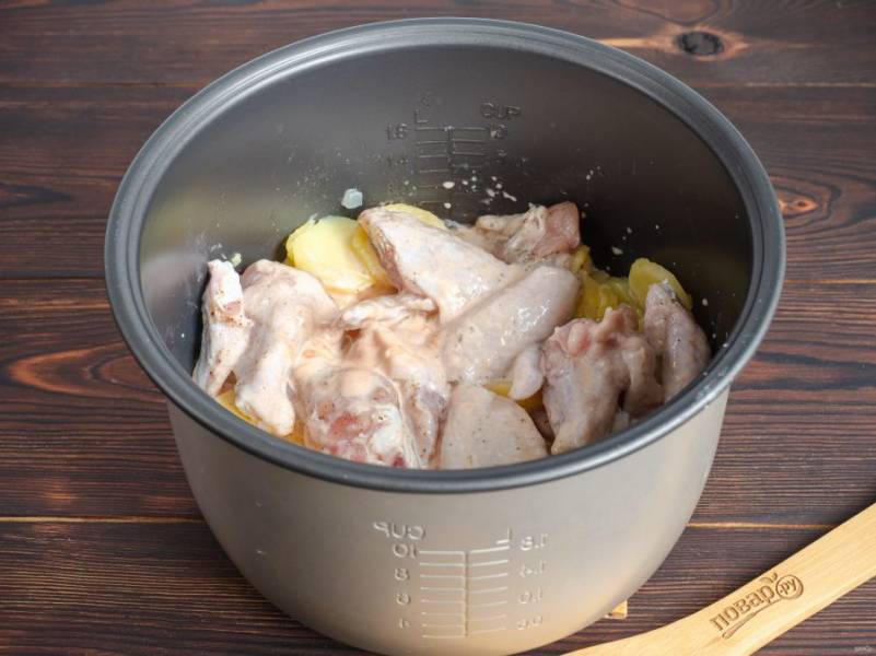 Посолите соус по вкусу и залейте картофель с крылышками. Продолжайте готовить 15-20 минут, периодически помешивая.