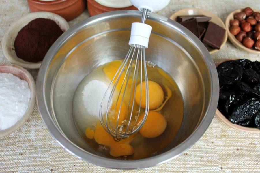 Яйца взбиваем с сахаром и солью.