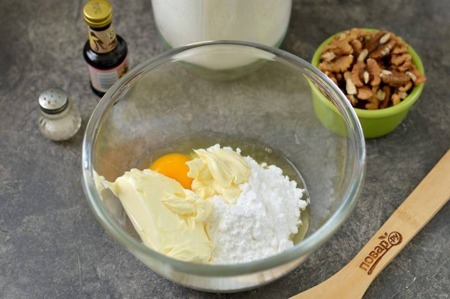 В глубокую миску выложите мягкое масло, сахарную пудру, вбейте яйцо. Смешайте все венчиком или вилкой до однородного состояния. 