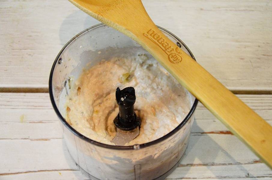 2. Измельчите все до однородного состояния. Посолите по вкусу.