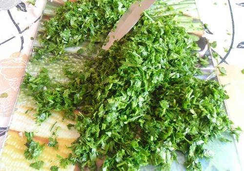 1. Все овощи моем, и капусту вместе с морковкой и чесноком шинкуем и смешиваем сразу, чтобы капуста размягчалась. Зелень режем произвольно.