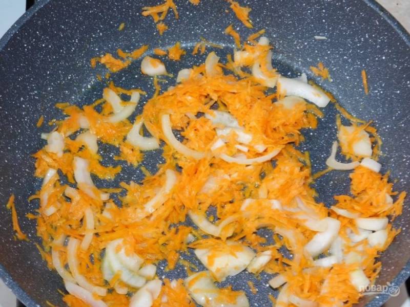 Морковь натрите не терке, лук нарежьте. Обжарьте на сковороде.