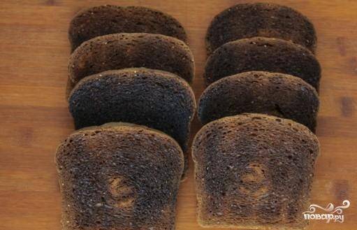 В это время следует обжарить хлеб. Хлеб жарить на сковородке без масла до почернения. Самое главное, уследить, чтобы хлеб не сгорел. Однако для хлебного кваса нужны куски ржаного хлеба, доведенных именно до черных угольков.