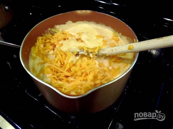 В сотейнике растопите масло и обжарьте на нем муку. Затем влейте молоко и добавьте натертый сыр. Варите соус, чтобы сыр расплавился, затем добавьте уксус.