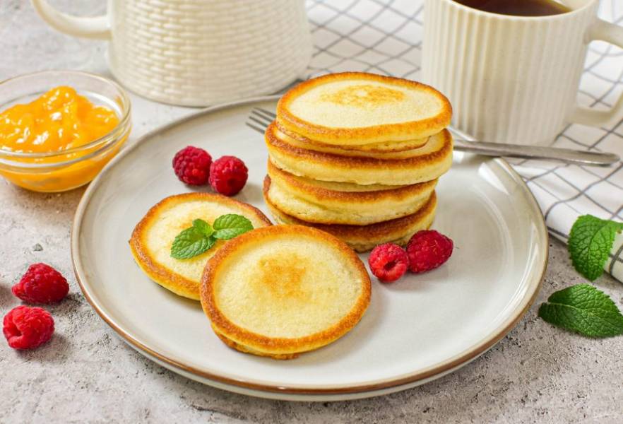 Дополните оладьи джемом и подавайте к столу.