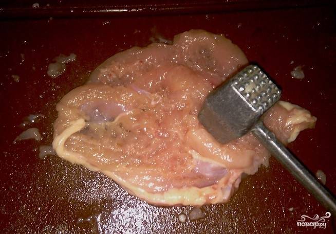 2. Теперь отбейте каждую половинку, но не слишком сильно, чтобы она не была очень тонкой (во время запекания мясо может сильно подсушиться).