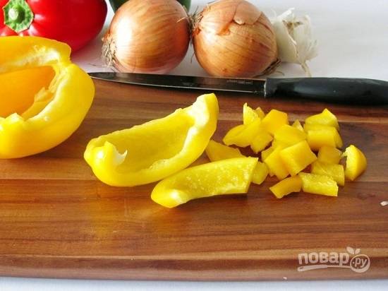 Болгарский перец очистим от сердцевины с семенами и нарежем кубиками.