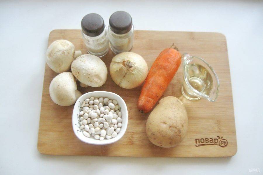 Подготовьте ингредиенты для приготовления супа с фасолью и грибами.
