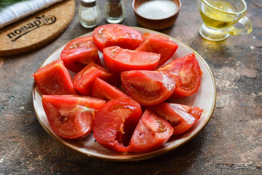 Вымойте и просушите помидоры, после разрежьте дольками, удалите место роста плодоножки.