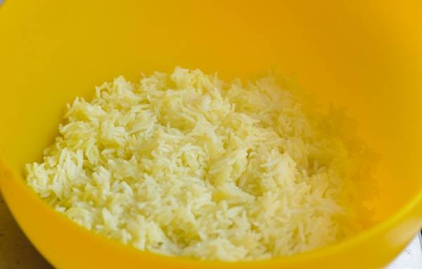 8. Выложить рис к овощам, как следует перемешать, при необходимости добавить немного воды и томить 3-5 минут.