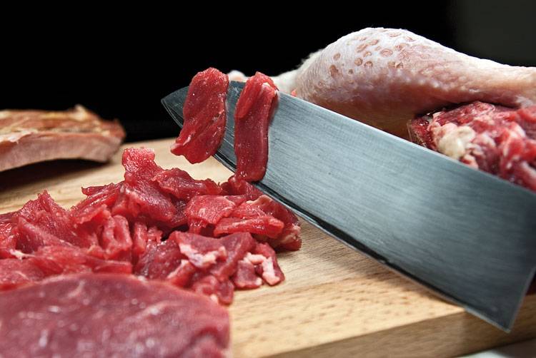 Для начала подготовьте мясо для солянки. Половину говядины промойте и порежьте тонкими пластинками. Другую половину - соломкой. 