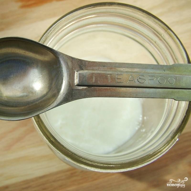 Рецепт соуса из сыра с плесенью - проще простого. Для начала в какой-нибудь емкости (я использую для этого баночки - в них хранить соус удобно) смешиваем уксус и молоко.