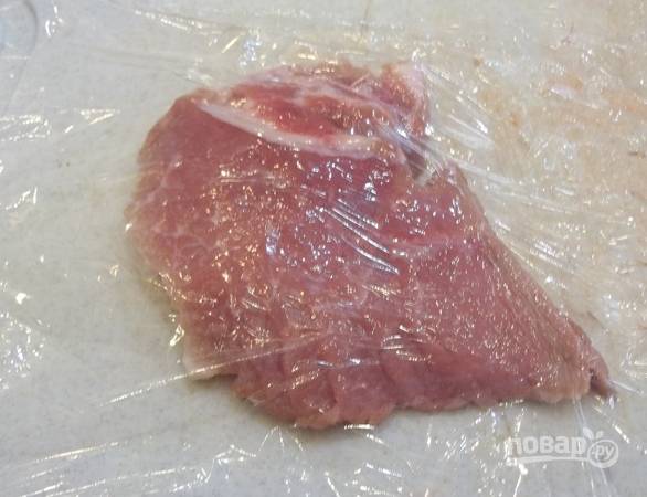 9.	Каждый кусочек мяса оборачиваю в пищевую пленку и отбиваю молоточком.
