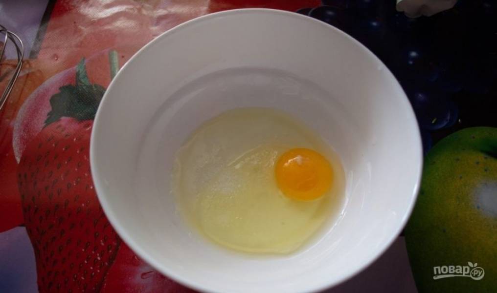 Яйца взбейте с сахаром и солью.