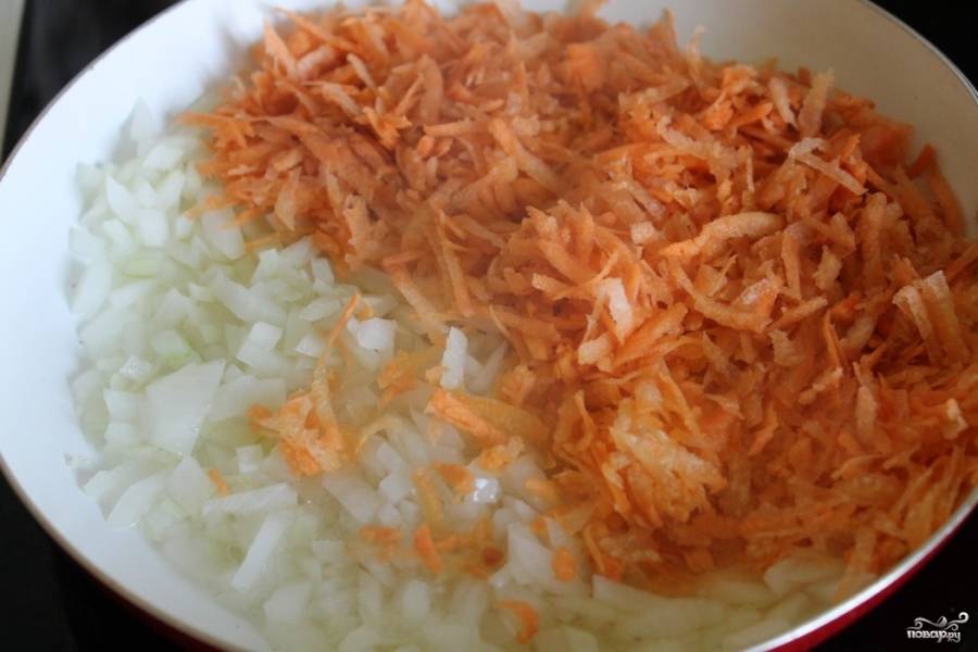 2. Репчатый лук отчистите от шелухи и достаточно мелко нарежьте. Морковь промойте, почистите и потрите на крупной терке, также можно порезать её маленькими кубиками или соломкой. На предварительно разогретую сковороду с растительным маслом выложите лук и морковь, обжаривайте на среднем огне, постоянно помешивая, до образования золотистой корочки (примерно 5-7 минут).