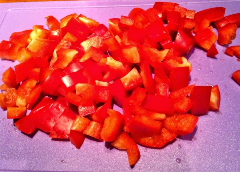 Перец очистить от семян и нарезать кубиками.