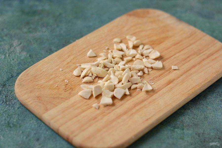 Орехи обжарьте на сухой сковороде и крупно порубите ножом.