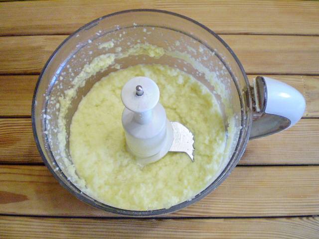 3. Получаем однородную массу. Откиньте на марлю картофель, пусть стечет лишний сок.