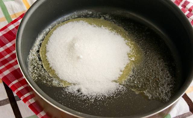5. В форме для запекания растапливаем немного сахара и сливочное масло.