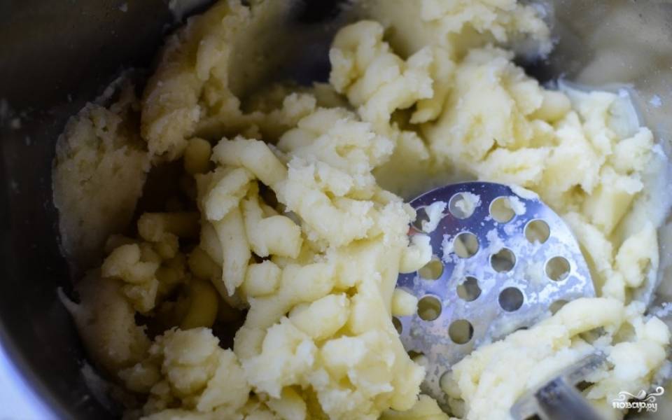 Сделать пюре из картофеля.