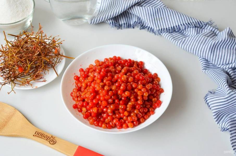 Переберите ягоды, снимите с веточек, это удобно сделать с помощью обычной столовой вилки. Чистый вес калины для морса 500 грамм.