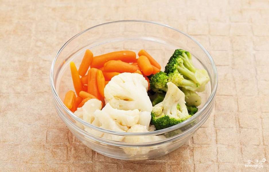 Если используете свежезамороженные овощи, их следует предварительно разморозить и сложить в чашу аэрогриля. 