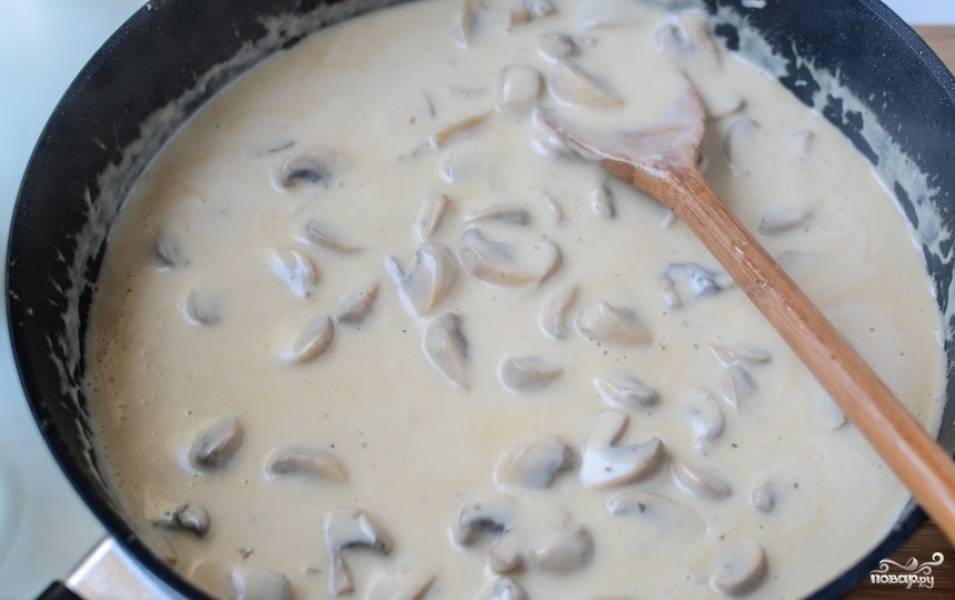 Мешать соус с грибами, довести до кипения и варить 1 минуту пока он не загустеет.