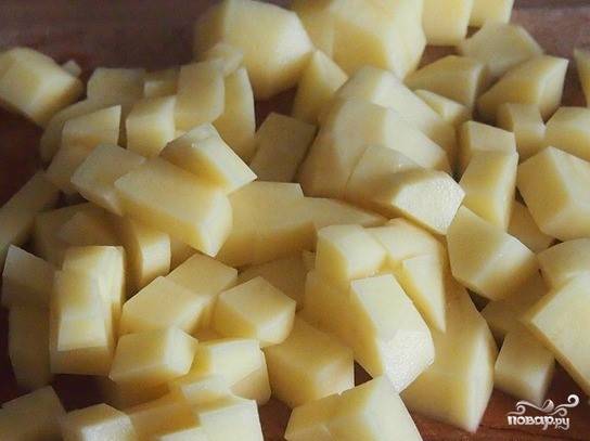 2. Нарежьте помытый и очищенный от кожуры картофель небольшими кубиками.
