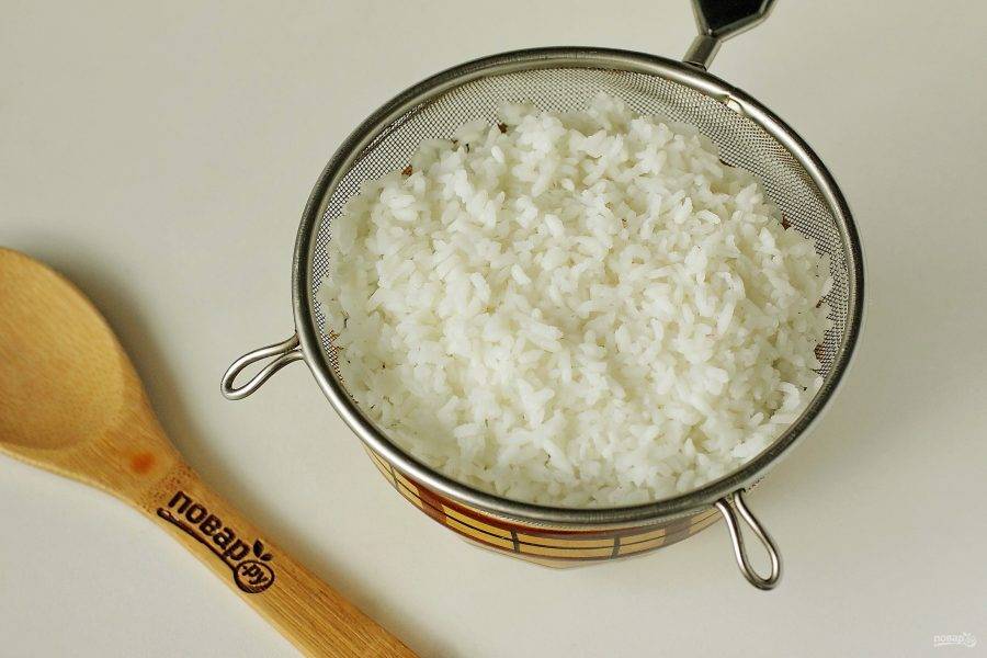 Отварите рис в кипящей воде в течение 5 минут, после чего откиньте на сито или дуршлаг.