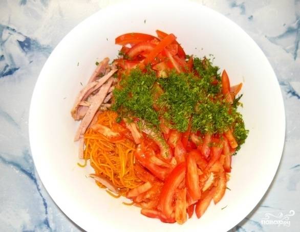 4. Добавляем теперь зелень и корейскую морковь.