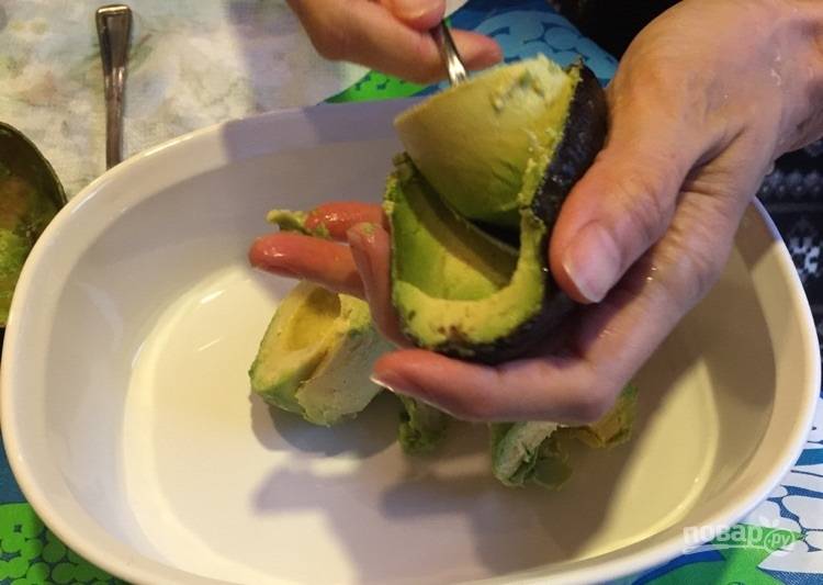2.	Разрежьте авокадо и ложкой достаньте мякоть, выложите в отдельную миску.