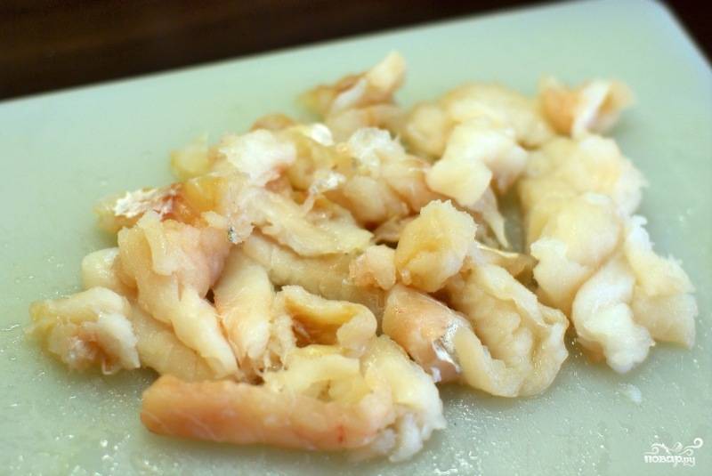 Рыбу нарезаем на кусочки.