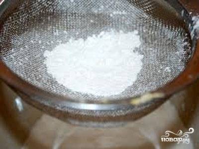 Используя мелкое сито, просейте в большую миску муку, добавьте в нее сахар и соль.